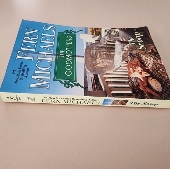 2 Fern Michaels Novels "The Scoop" and "Southern Comfort"-Paperback Books - Picture 5 of 9